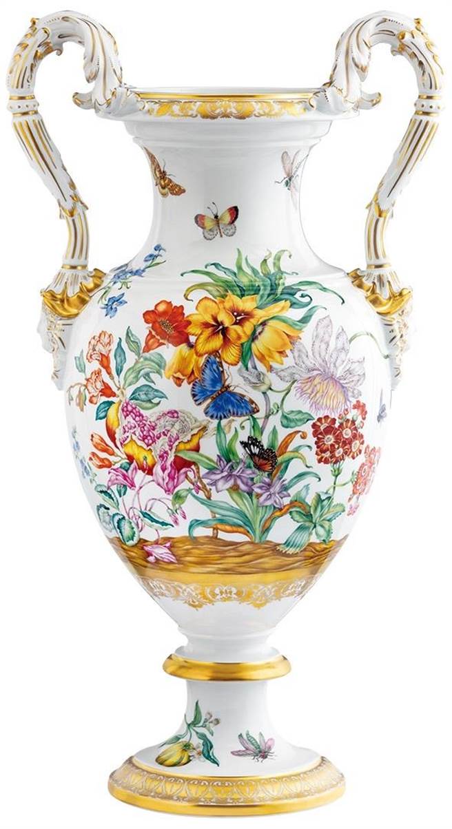 「花好春长在」花瓶，是19世纪后期，劳特里兹为麦森瓷工坊提交给博览会的作品。仿照古罗马器皿所制作的「蛇形把手」和「巴洛克式把手」，堪称为麦森瓷器造型史上最受欢迎，也最华丽的花瓶之一。（国裕提供）