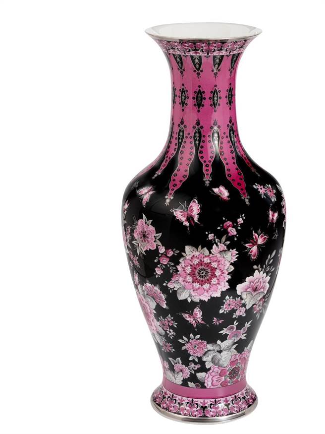 「花开万年枝」花瓶以铂金入画，是麦森瓷器少见的作法，这是在例行窑烧外，得增加的一道工序，但就是这些细节，凸显这款装饰铂金的东方花瓶其独特个性，展现妩媚的魅力。（国裕提供）