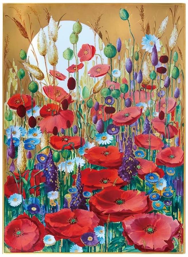 「阳光花田」壁画里的华丽的花冠中呈现出强烈的红色和蓊鬰的绿色，在闪闪发光的黄金背景上展现壮观的效果。最后再以釉上彩突出细节，并以描金强调。（国裕提供）