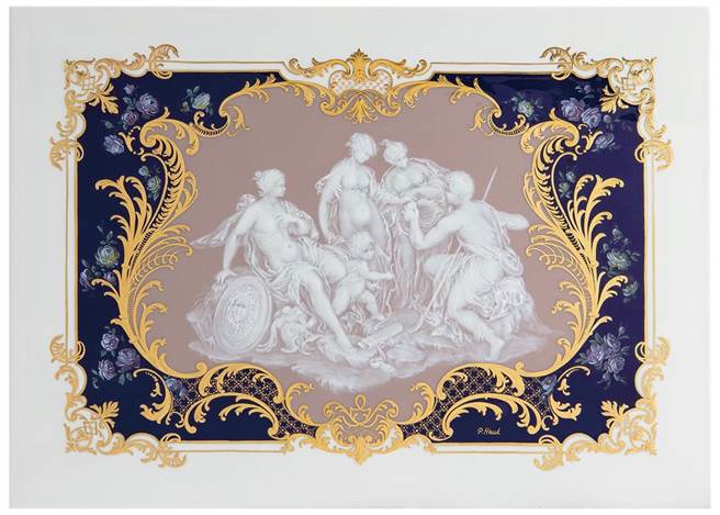 为了「千古奇缘」 壁画，麦森瓷工坊重新开发与学习被遗忘已久的传统技术，尤其是所谓的液态瓷浆技术。麦森艺术家必须用笔刷将白色液体瓷浆涂抹在彩色底座上，最多可涂抹30层。每一层都必须乾燥后，再涂下一层。最后经过修整和凿刻，其工序如宝石和金属的加工方式一样繁复。（国裕提供）