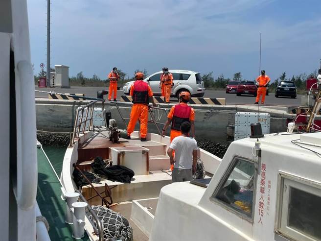 海釣船在嘉義縣布袋外海西方6海浬處，因機械故障失去動力在海上漂流，由布袋海巡隊協助救援安全返港。（布袋海巡隊提供∕呂妍庭嘉義傳真）