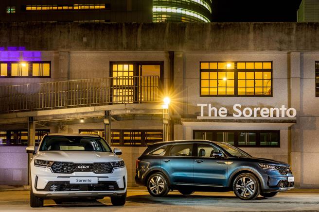 Kia Sorento Turbo-Hybrid新能源旗舰LSUV将提供售价170.9万元的7人座，以及配备第二排尊荣独立座椅的6人座（售价174.9万元）两款选择。（台湾森那美起亚汽车提供）