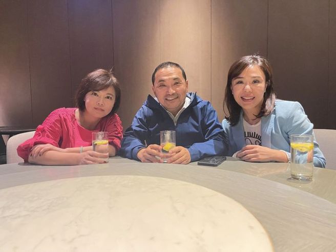 在侯友宜(中)协调下，蓝营港湖立委定于一尊，由李彦秀(右)代表参选，游淑慧(左)礼让。（图／取自李彦秀脸书）