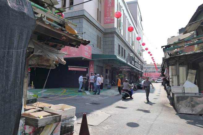 云林县北港朝天宫周边道路狭窄，旅宿业者建议设置游览车临停区与整顿摊位。（张朝欣摄）
