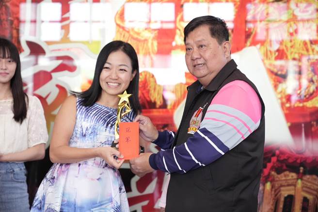 来自新北市的林咏晴夺得冠军，从白沙屯拱天宫主任委员洪文华接下奖牌。（骆调彬提供／李京升苗栗传真）