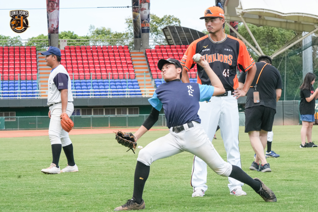 统一狮来到花莲担任主场，也趁赛前举行棒球教室回馈花莲基层棒球队。（统一狮提供）