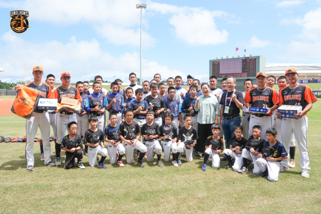 统一狮来到花莲担任主场，也趁赛前举行棒球教室回馈花莲基层棒球队。（统一狮提供）