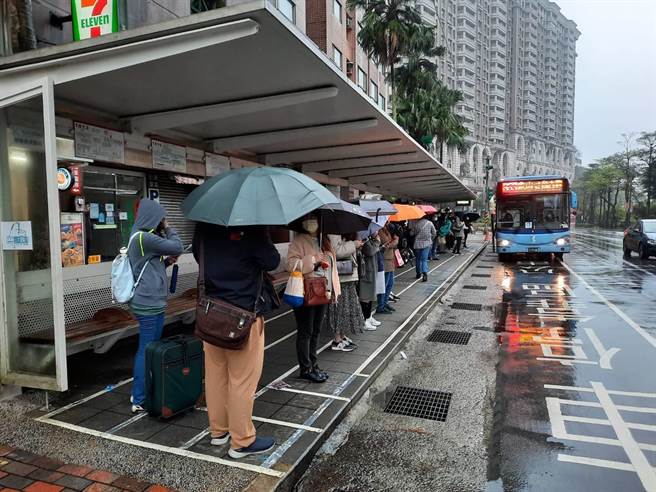 台北市区监理所表示，将自5月9日上班尖峰时段起，试办国道客运9026路线分流，希望能够缩短通勤民眾候车及搭车时间。（基隆市政府提供／张志康基隆传真）