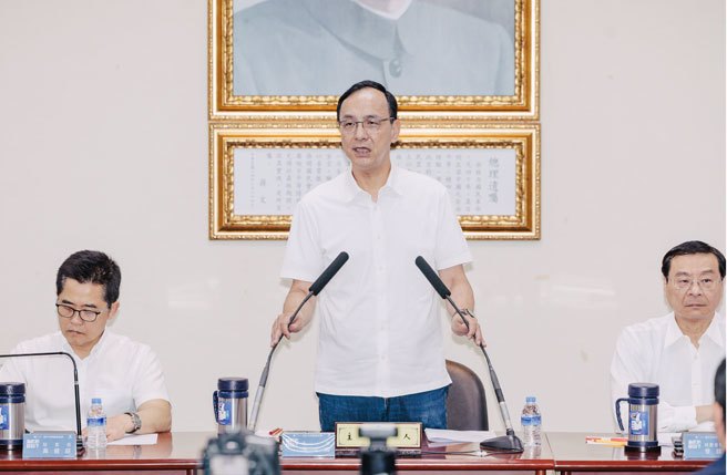 国民党中常会3日通过提名第二梯次立委选区立委参选人共12名，党主席朱立伦（中）强调，他在提名过程中一定无私无我，会秉持党务工作任劳任怨、任骂任辱的立场，「最强名单绝对没有我！」（郭吉铨摄）