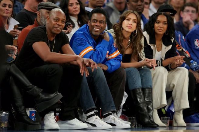 美国艺人克里斯洛克(左二)、洁西卡艾芭(右二)观看尼克与热火季后赛。（路透）