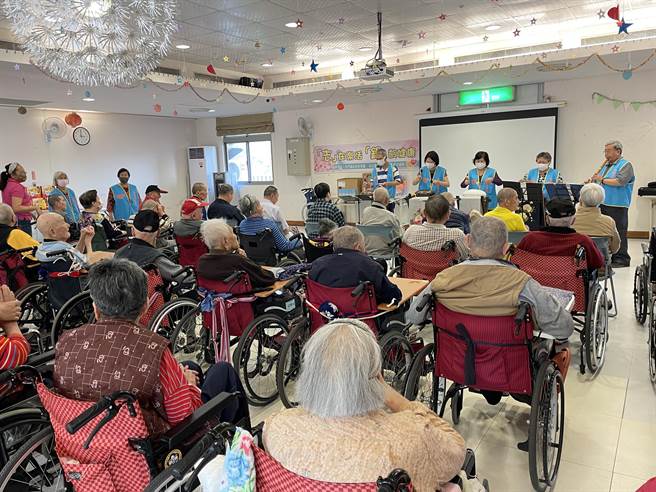 金門縣政府志工隊前進松柏園，辦理「『志』在樂活『銀』齡健康-關懷及健康促進活動」。(圖／金門縣政府提供)