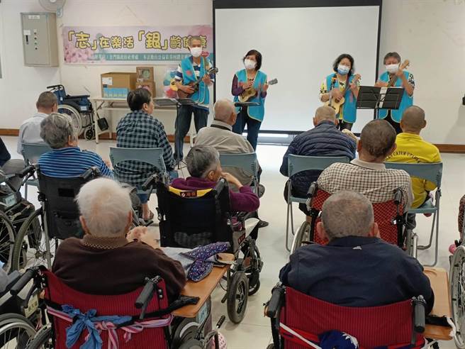 志工們以吉祥鼓演奏及烏克麗麗彈唱，與松柏園長者共同「老歌歡唱」歡度樂活時光。(圖／金門縣政府提供)