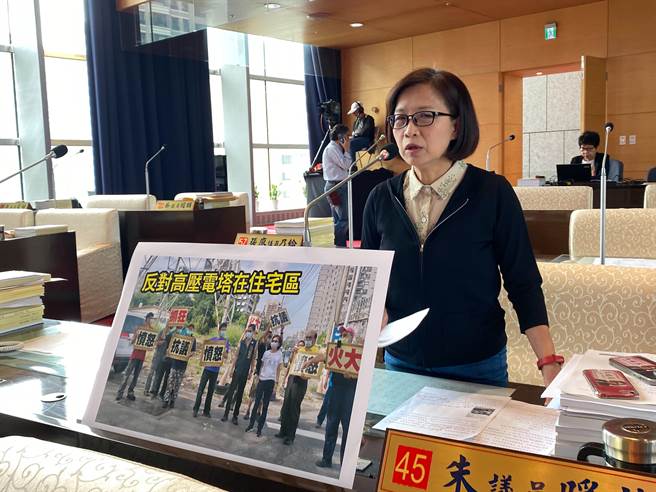 台中市议员朱暖英要求市府尽快将文山超高压电塔地下化，让民眾得以安心居住。（张亦惠摄）