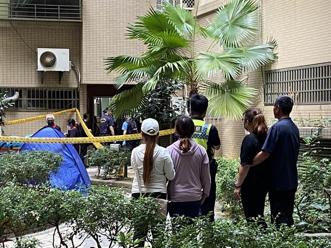 丁母(右二)接獲兒子墜樓噩耗，在現場痛哭到站不住需人攙扶。(曹婷婷攝)