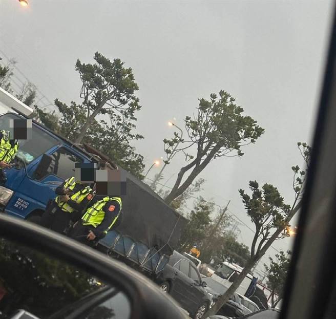 国道警察接获越区通报后，包围要埋伏办案的北市警方。（民眾提供）