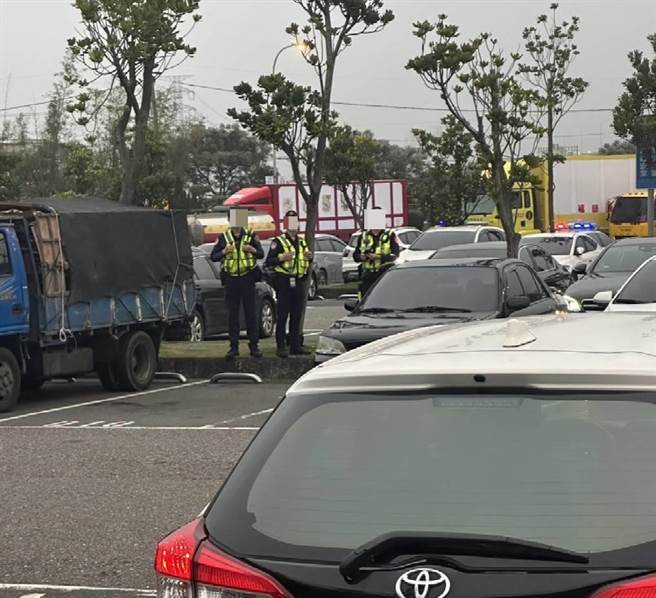 国道警察接获越区通报后，包围要埋伏办案的北市警方。（民眾提供）