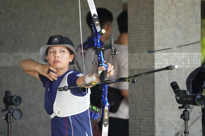 国体反曲弓选手林佳恩练习中。（中原大学提供）