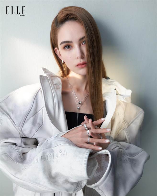 昆凌有洋娃娃的外表，兴趣却像男孩子。（ELLE提供）