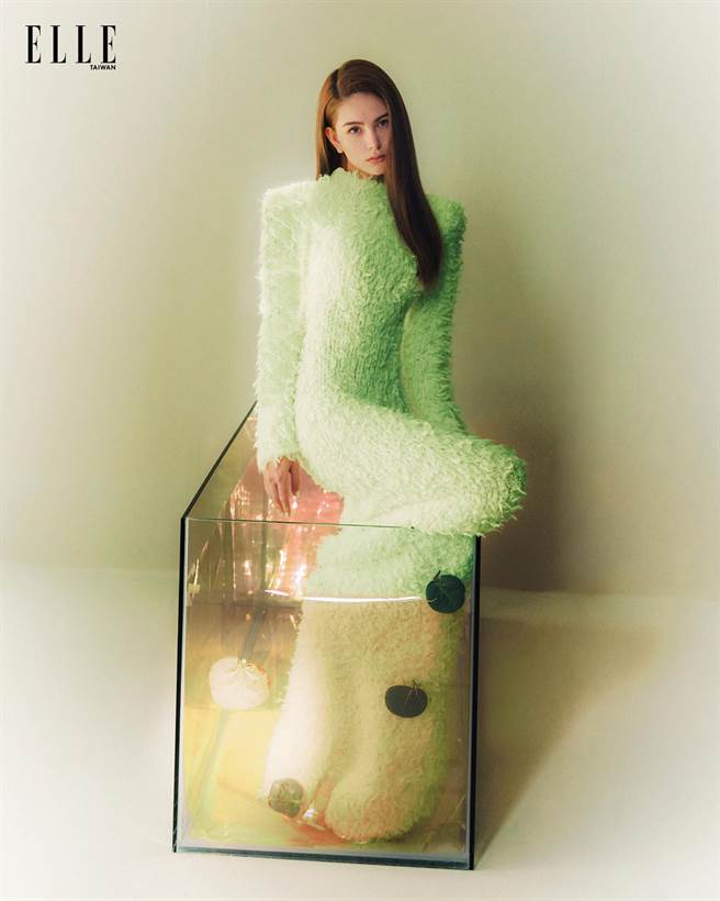 昆凌已是三宝妈身材仍纤细。（ELLE提供）