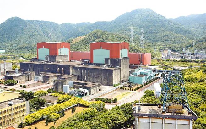 鸿海创办人郭台铭抛出「一县市一小型核电厂」，经济部晚间以尚未商转、核废要处理等理由回应，图为核二厂。(图／台电提供)