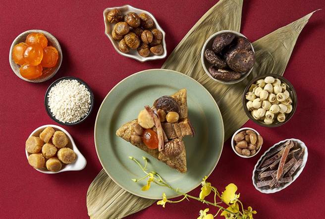 「狀元粽」每顆重達380克，料豐味美，隱藏對考生能六元及第的祝福。(凱撒飯店連鎖提供)