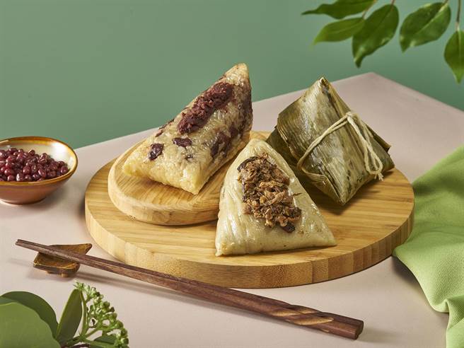 「凱撒蔬福粽香禮盒」內含紅豆豆沙粽及翡翠珍菇粿粽兩款口味各三入，每組售價799元。(凱撒飯店連鎖提供)