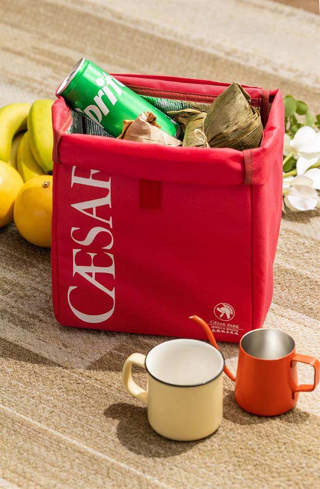 「凱撒經典復刻保冷袋」寬口的簡約設計方便收納，限量推出不另單售。(凱撒飯店連鎖提供)