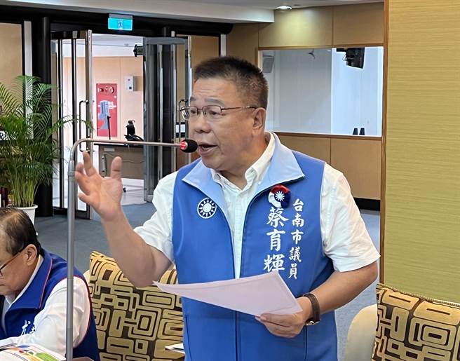 台南市议员蔡育辉质询指出，老师兼任台南市教育产业工会重要会务人员，每周只要上2至6堂课，每月可爽领7、8万元高薪，让其他老师心生不满，更影响学生的学习权益。（洪荣志摄）