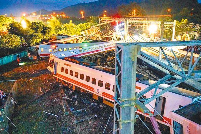 台铁普悠玛号2018年10月21日翻车酿18死，认定事故是因司机员关闭列车的ATP系统。（本报资料照片）