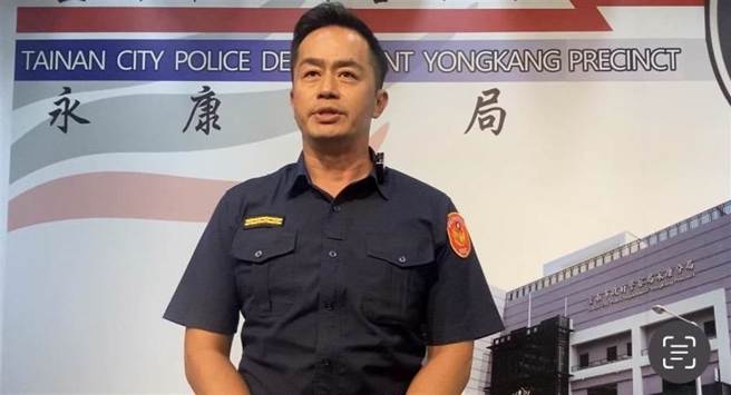 永康分局副分局長張翊雋晚間接受媒體聯訪表示，墜樓男子命案朝他殺偵辦。(曹婷婷攝)