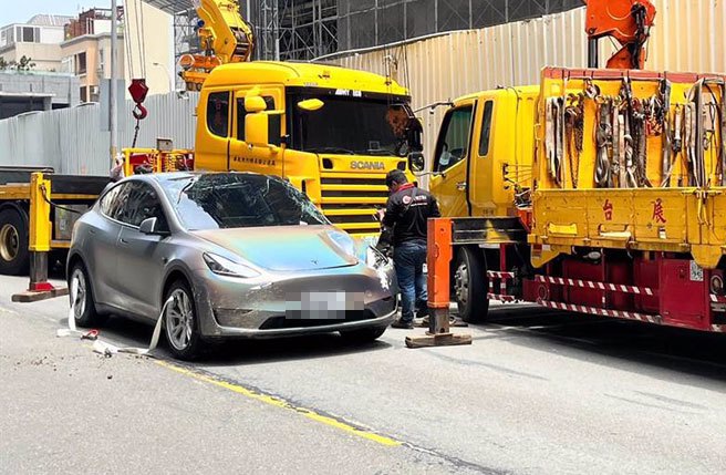 掉落天坑的特斯拉，主结构和梁柱扭曲变形报销。（罗浚滨摄）