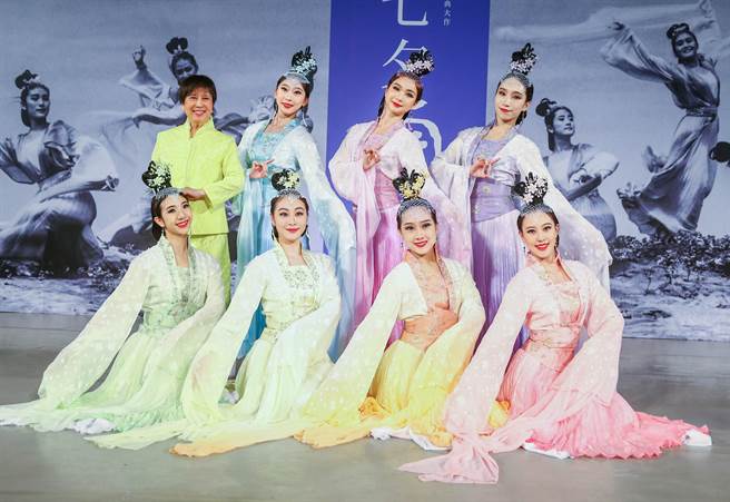 担任重新编舞重责大任的舞蹈家许梨美（后左一）与饰演仙女的舞者合影。（粘耿豪摄）