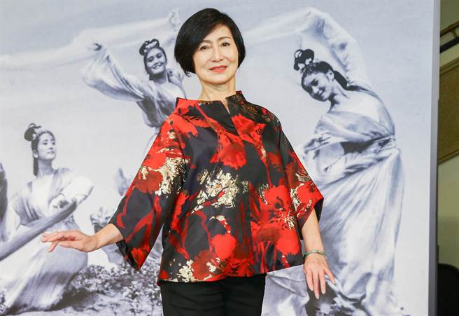 过去曾两度演出「七夕雨」的台艺大表演艺术学院院长曾照薰出席与会，并与当年自己（后右一）演出的照片背板合影。（粘耿豪摄）