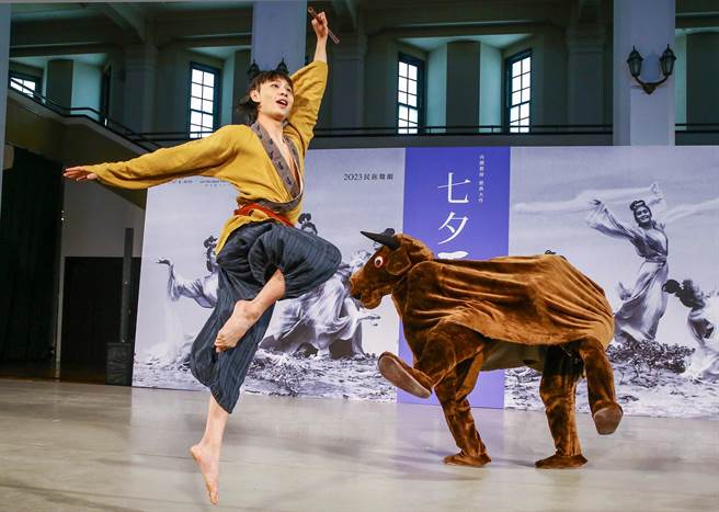 饰演牛郎的男舞者与饰演牛的舞者不时有逗趣互动，令在场人士莞尔不已。（粘耿豪摄）