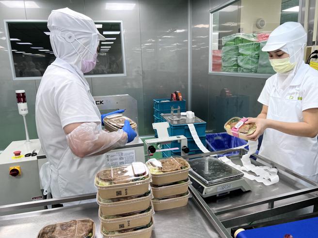 全联今年与制作学校团膳的「鲜涌」公司合作，供应部分门市的热便当。（吴奕萱摄）