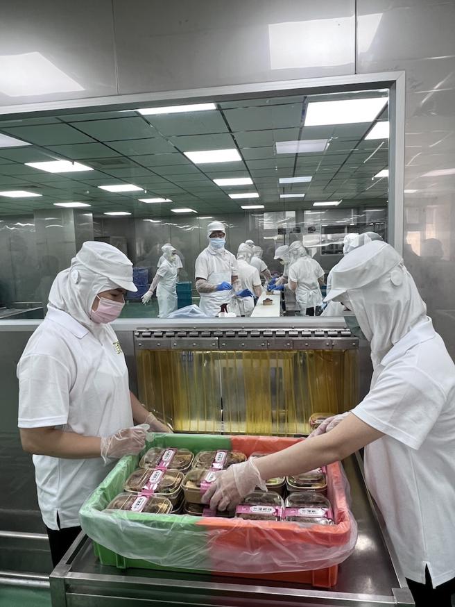 以团膳起家的「鲜涌」公司，公开全联热便当制作过程。（吴奕萱摄）