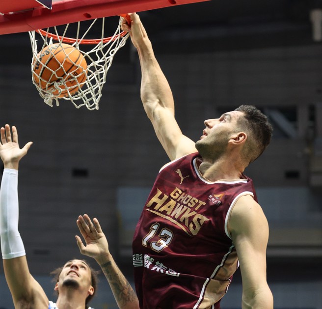 猎鹰德古拉（右）禁区一柱擎天，让海神队防守面临考验。（T1联盟提供）