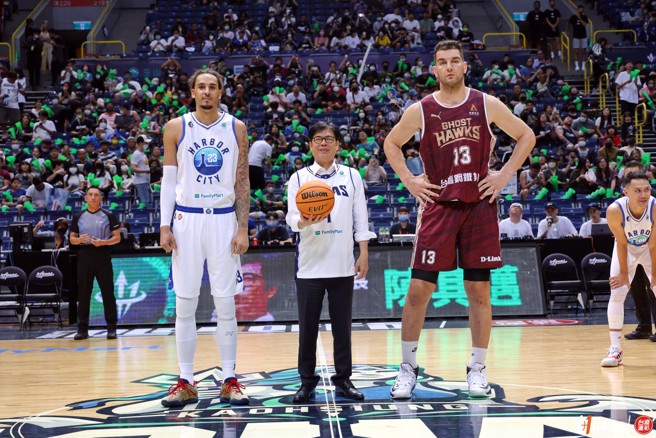 高雄市长陈其迈（中）担任开球嘉宾。（T1联盟提供）
