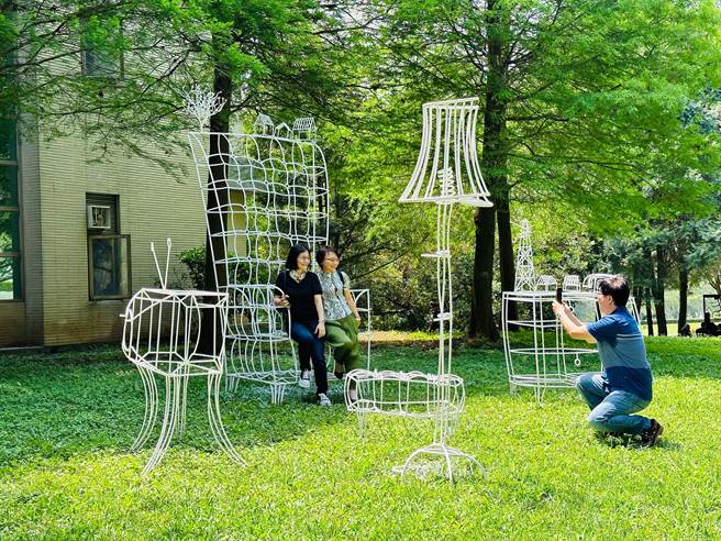暨南国际大学第1届艺术祭3日揭幕，在管理学院草坪展出任大贤作品「户外家具」等艺术家55件作品。（暨南国际大学提供／杨静茹南投传真）