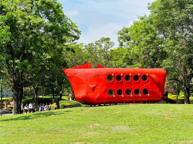 暨大与15名知名雕塑家、18名艺术参展者合作，在校园展出55件作品，大学校园瞬间变成美术馆。（暨南国际大学提供／杨静茹南投传真）