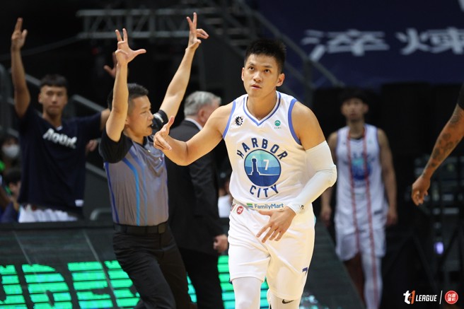 海神于焕亚首节因违反运动精神犯规遭驱逐出场。（T1联盟提供）