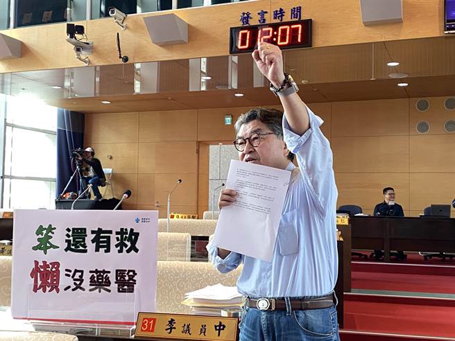 台中市议员李中用ChatGPT产出台中购物节企划书，批评市府购物节办了5年还是只会抽奖。（张亦惠摄）