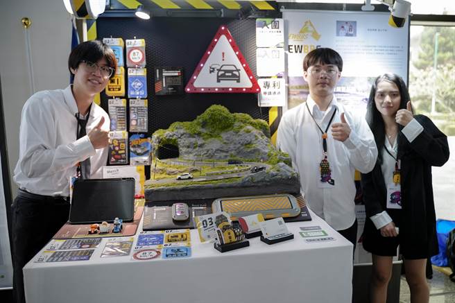 「增强盲弯预警系统」作品，以避免盲弯道路上发生车祸为发想，设计车道感应装置，同时作品也入围青春设计节竞赛与金点新秀设计奖。（高雄市义守大学提供／林雅惠传真）