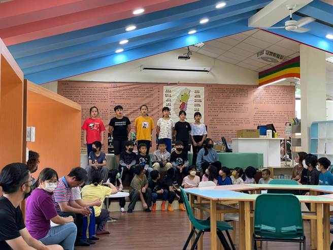 在象徵泰雅彩虹的新图书室里，花园国小学童用古谣感谢社会资源注入，改善校园硬体。（新竹家扶中心提供／邱立雅竹县传真）