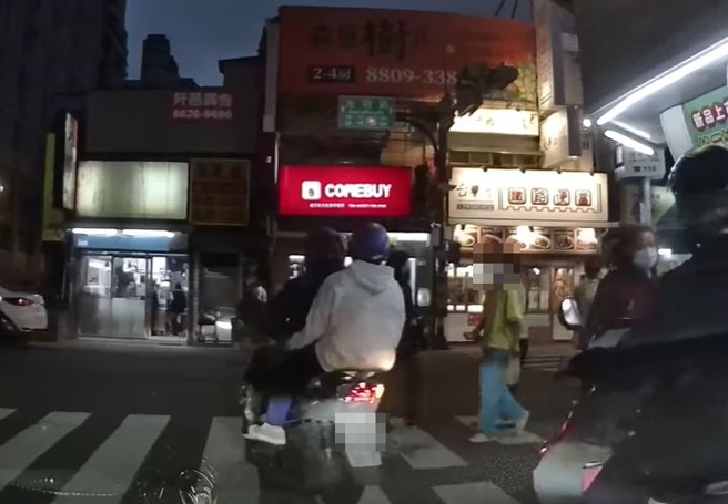 男子因看见机车疑似不礼让要过斑马线的学童，便依画面进行举发，岂料，却举发失败，其原因也曝光了。（翻摄自脸书爆料公社公开版）