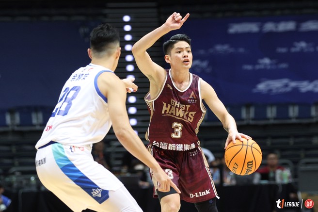 谷毛唯嘉（右）替补出赛将近31分钟，贡献11分、6助攻。（T1联盟提供）