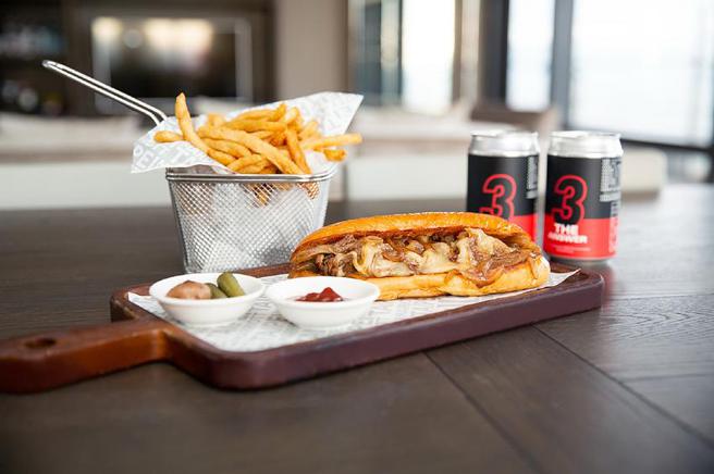 （NBA传奇球星「战神」艾佛森（Allen Iverson）来台会粉丝，台北万豪酒店特别推出「费城起士牛肉三明治」，每份780元+10％。图／台北万豪酒店提供）