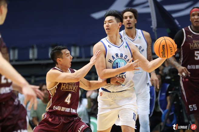 海神胡珑贸（右）带着腰伤硬拚。（T1联盟提供）