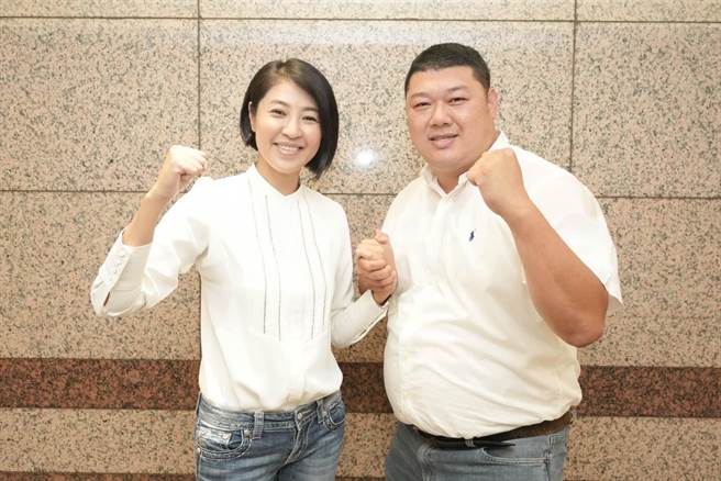 南投县长许淑华也是国民党中央提名委员会成员，与游颢携手高喊「冻蒜」，展现决心与信心赢回蓝天。（游颢提供／杨静茹南投传真）