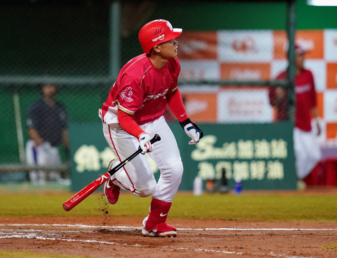 味全龍劉基鴻在7局敲出致勝3分炮，且是生涯在花蓮球場首轟。（味全龍提供）